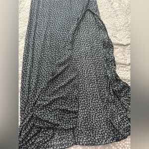 🪼4/$12 Navy Blue and White Floral Long Skirt